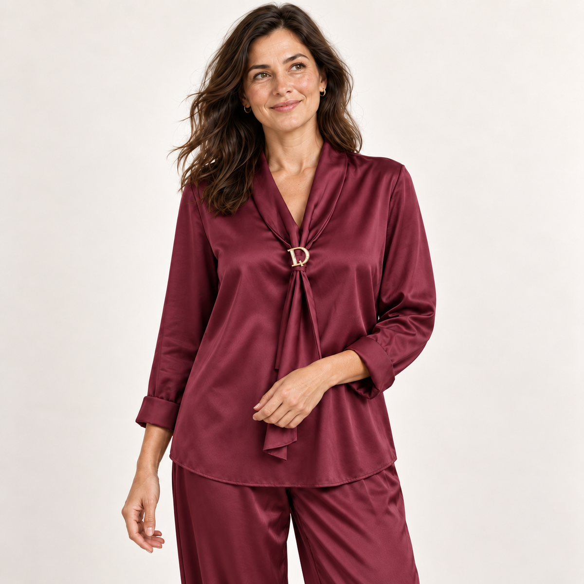 Blusa Acetinada com Alfinete Dourado Removível
